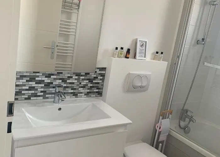 D'hotes Du Bassin Les Bains Bed & Breakfast 3*